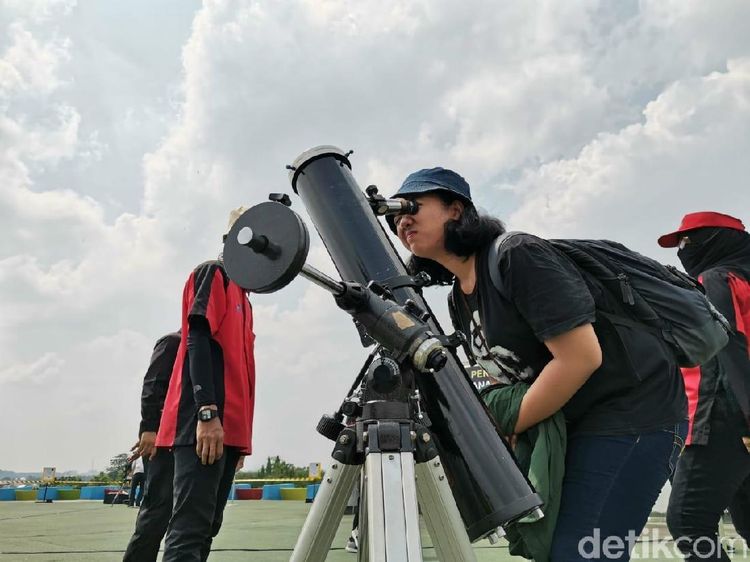 Serunya Momen Gerhana Matahari Cincin di TMII