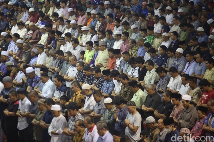 Sejumlah masjid di Jakarta dijadwalkan menggelar sholat sunah kusuf atau sholat gerhana matahari selepas Dzuhur. Salah satunya di Masjid Istiqlal.