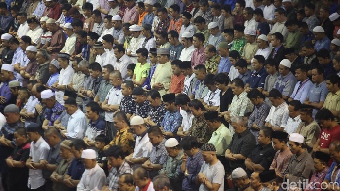 Sejumlah masjid di Jakarta dijadwalkan menggelar sholat sunah kusuf atau sholat gerhana matahari selepas Dzuhur. Salah satunya di Masjid Istiqlal.
