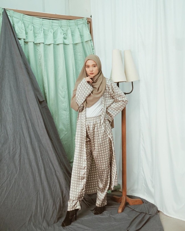 Cerelia tampak anggun dengan penampilan hijabnya yang menutup dada. Seperti pada foto berikut ini, Cerelia tampak mengenakan satu set long outer dan pants bermotif kotak-kotak dengan hijab warna mocca yang menutupi dada. Foto: instagram @cereliaraissa.
