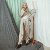 Cerelia tampak anggun dengan penampilan hijabnya yang menutup dada. Seperti pada foto berikut ini, Cerelia tampak mengenakan satu set long outer dan pants bermotif kotak-kotak dengan hijab warna mocca yang menutupi dada. Foto: instagram @cereliaraissa.