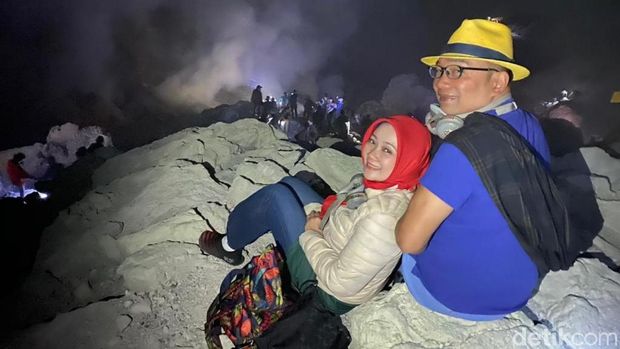 Ridwan Kamil bersama istri di Kawah Ijen