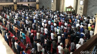 Salat Gerhana Matahari di Masjid Raya Bandung