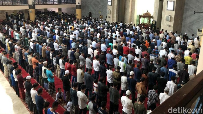 Warga melaksanakan salat gerhana matahari cincin di Masjid Raya Bandung. Mereka tampak khusyuk mengikuti salat tersebut.