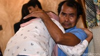 Sambil berurai air mata, Maharudin (kanan) memeluk putrinya yang menunggu di Kantor Kementerian Luar Negeri, Jakarta, Kamis (26/12/2019). 