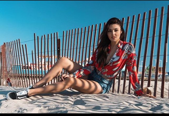 Hande pun selalu tampil memikat dengan makeup natural dan senyumannya yang indah. Tak heran jika sosoknya banyak idolakan terutama oleh kaum pria. Foto: Instagram