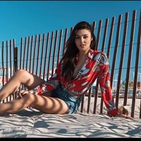 Hande pun selalu tampil memikat dengan makeup natural dan senyumannya yang indah. Tak heran jika sosoknya banyak idolakan terutama oleh kaum pria. Foto: Instagram