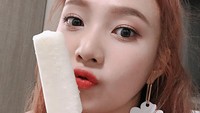 Begini manisnya Joy saat berpose dengan sebatang es krim putih. Kira-kira rasa apa ya? Foto: Instagram redvelvet.smtown