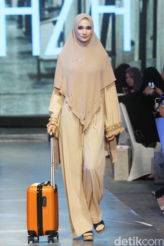 Fashion show Si.Se.Sa menampilkan koleksi busana muslim untuk liburan yang berkonsep syari di InterContinental Hotel Jakarta, Selasa [3/12/2019]. Foto: Mohammad Abduh/Wolipop