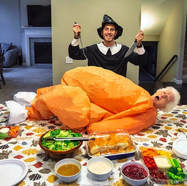 Tidak hanya melalui Instagram, pasangan nenek dan cucu ini juga memiliki akun Facebook dan Youtubenya sendiri. Melalui akun Youtubenya yang bernama Ross Smith dan memiliki 930 ribu pengikut, sang cucu terlihat seringkali mengunggah video-video lucu dari sang nenek bersama dirinya. Foto: Instagram @smoothsmith8