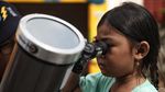 Antusias Anak-anak di Jakarta Melihat Gerhana Matahari Cincin