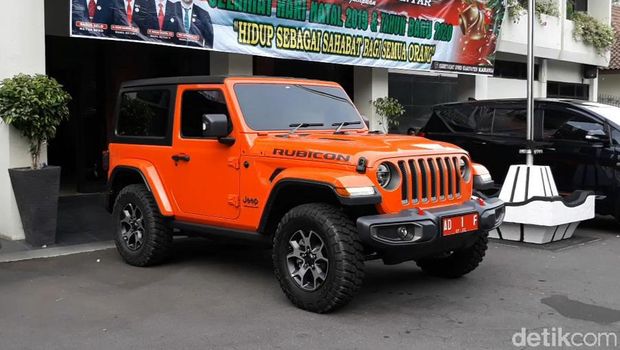 Semringah Bupati Karanganyar Naik Mobdin Rubicon yang Banjir Kritik