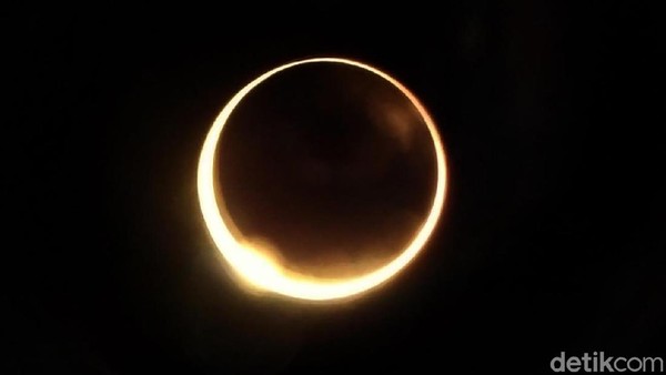 Penampakan Puncak Gerhana Matahari Cincin di Simeulue Aceh