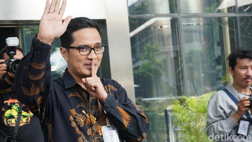 Kabiro Humas KPK Febri Diansyah melepas jabatan juru bicara KPK.