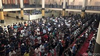 Ratusan orang mengikuti salat gerhana ini.