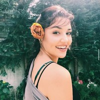 Kenalan dengan Hande Ercel, aktris muda berbakat yang namanya berada di posisi ketujuh wanita tercantik di dunia 2018 versi The Independent Critics. Pesonanya yang mengagumkan ini membuat dirinya populer di media sosial. Foto: Instagram