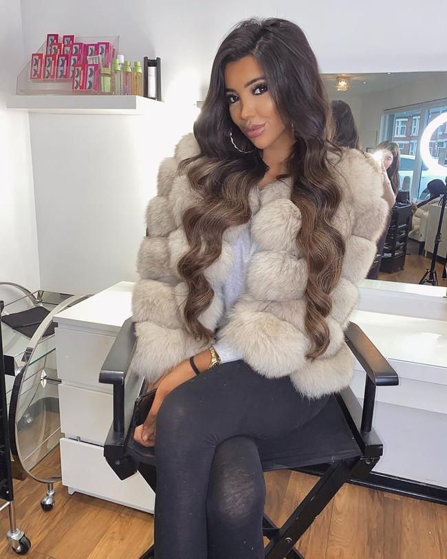 Chloe pun jadi sensasi karena berbagai operasi plastik yang dia lakukan. Salah satu yang paling mencolok adalah operasi pembesaran payudara.  Foto: Instagram