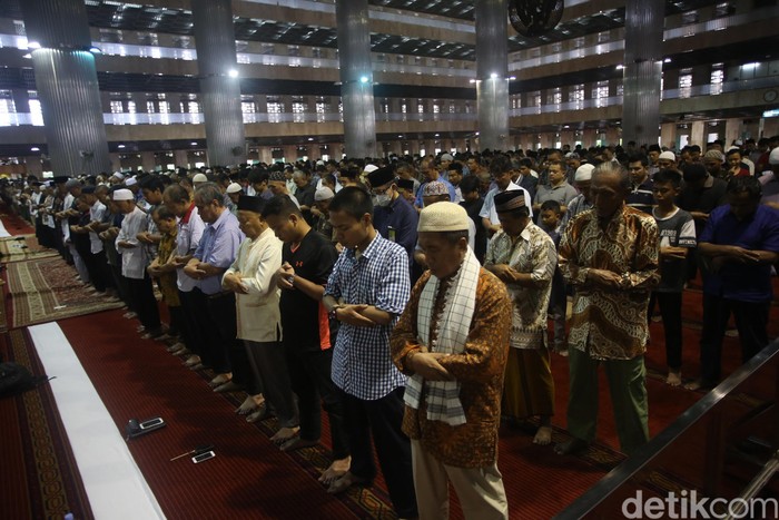 Sejumlah masjid di Jakarta dijadwalkan menggelar sholat sunah kusuf atau sholat gerhana matahari selepas Dzuhur. Salah satunya di Masjid Istiqlal.