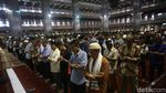 Suasana Salat Gerhana Matahari di Masjid Istiqlal