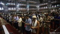 Warga terlihat sangat khusyuk.