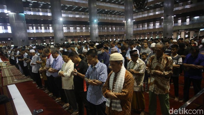 Sejumlah masjid di Jakarta dijadwalkan menggelar sholat sunah kusuf atau sholat gerhana matahari selepas Dzuhur. Salah satunya di Masjid Istiqlal.
