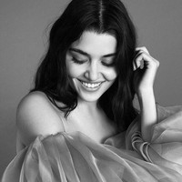 Aktris kelahiran 1993 ini pun mulai populer sejak perannya sebagai Selin Yilmaz di acara TV Turki Günesin Kizlari yang dalam bahasa Inggris berarti The daughters of the Sun.  Foto: Instagram