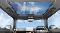 Mobil konsep TAFT mengadopsi atap kaca (glass roof) yang akan memberikan kesan kabin dan visibilitas penumpang yang lebih luas, serta ruang bagasi yang datar dan lebih luas, sehingga mobil ini dapat memberikan pengalaman dan suasana baru yang lebih menyenangkan. Foto: Paultan