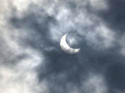 Keseruan Berburu Gerhana Matahari Cincin di Berbagai Negara