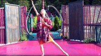 Rumah ini juga punya lantai dansa luas yang berlokasi di luar (YouTube/FLORB)