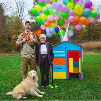 Seorang nenek berusia 93 tahun ini menjadi viral berkat foto-fotonya bersama sang cucu, Ross Smith yang berusia 27 tahun. Uniknya, pasangan nenek dan cucu ini seringkali membagikan foto-foto lucu mereka berdua melalui media sosial Instagram sang cucu, @smoothsmith8. Foto: Instagram @smoothsmith8