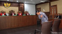 Suap itu diberikan dalam pengadaan pesawat dan mesin pesawat baru maskapai Garuda Indonesia.