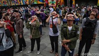 Ratusan orang berkumpul di kawasan Taman Ismail Marzuki, Jakarta, untuk melihat fenomena Gerhana Matahari Parsial.