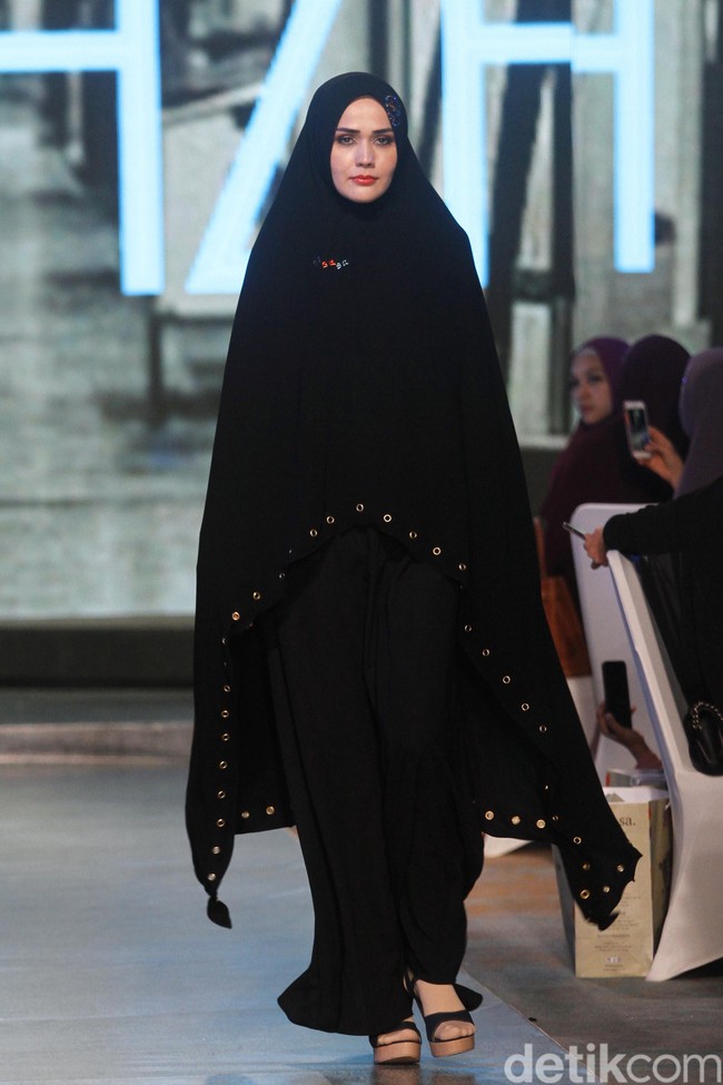 Fashion show Si.Se.Sa menampilkan koleksi busana muslim untuk liburan yang berkonsep syari di InterContinental Hotel Jakarta, Selasa [3/12/2019]. Foto: Mohammad Abduh/Wolipop