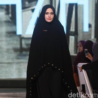 Fashion show Si.Se.Sa menampilkan koleksi busana muslim untuk liburan yang berkonsep syari di InterContinental Hotel Jakarta, Selasa [3/12/2019]. Foto: Mohammad Abduh/Wolipop