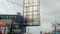 Kondisi papan reklame yang menjorok ke tengah jalan itu pun dapat membahayakan para pengguna jalan. Pasalnya, wilayah Indonesia yang saat ini mulai memasuki musim hujan rawan disertai angin kencang yang dapat membahayakan para pengguna jalan yang melintas di kawasan tersebut.