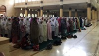 Salat diikuti jamaah pria dan wanita.