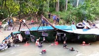 Hasil evakuasi dan pencarian korban pada hari kedua tercatat total jumlah korban meninggal sebanyak 35 orang dan korban selamat sebanyak 13 orang. ANTARA FOTO/HO/Basarnas Palembang.