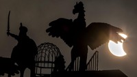 Fenomena Gerhana Matahari Cincin maupun Parsial tak hanya terlihat di wilayah Indonesia, sejumlah negara lain seperti Pakistan juga dilintasi fenomena alam tersebut. AP Photo/B.K. Bangash.