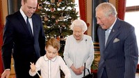 Dalam sebuah momen Natal, Pangeran William tampak mendampingi Pangeran George membuat kue. (Foto: Instagram @kensingtonpalace)