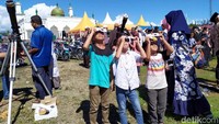 Warga terlihat sangat antusias saat menyaksikan puncak gerhana melalui sejumlah teleskop yang dipasang di lokasi pusat pemantauan di Halaman Masjid Baiturrahman, Simeulue, Aceh, Kamis (26/12/2019).