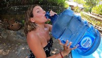 Selama di Bali, Kissa membuat beberapa video untuk diupload akun Youtubenya. Kissa pun merasakan banyak pengalaman baru selama di Bali, termasuk minum air langsung dari galon. (Instagram/@coyotelovesyou)