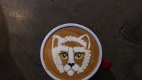 Kucing yang dikreasikan dengan detail pada mata dan hidung ini asli buatan Irvine Quek. Ia sendiri sudah menekuni karir sebagai barista sejak 6 tahun lalu. Foto: Instagram @irvine_nj