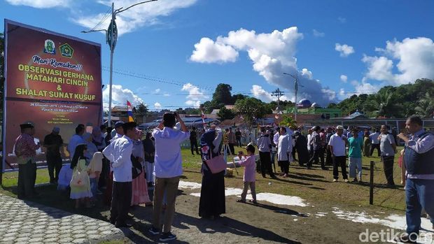 Warga di Simeulue Aceh Antusias ke Lokasi Pemantauan Gerhana Matahari Cincin