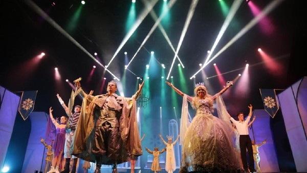 Dikisahkan, ada sebuah kerajaan es yang sedang melaksanakan pesta ulang tahun. Suasana meriah sangat terasa karena seluruh rakyat berpesta menyajikan pertunjukan terbaik untuk sang raja. (dok. Trans Studio Bandung) Dikisahkan, ada sebuah kerajaan es yang sedang melaksanakan pesta ulang tahun. Suasana meriah sangat terasa karena seluruh rakyat berpesta menyajikan pertunjukan terbaik untuk sang raja. (dok. Trans Studio Bandung)