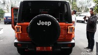 Mobil mewah dua pintu ini ini bertransmisi otomatis. Tulisan Rubicon terlihat di bagian samping kanan dan kiri. Pelat nomor AD 1 F sudah dipasang pada mobil.