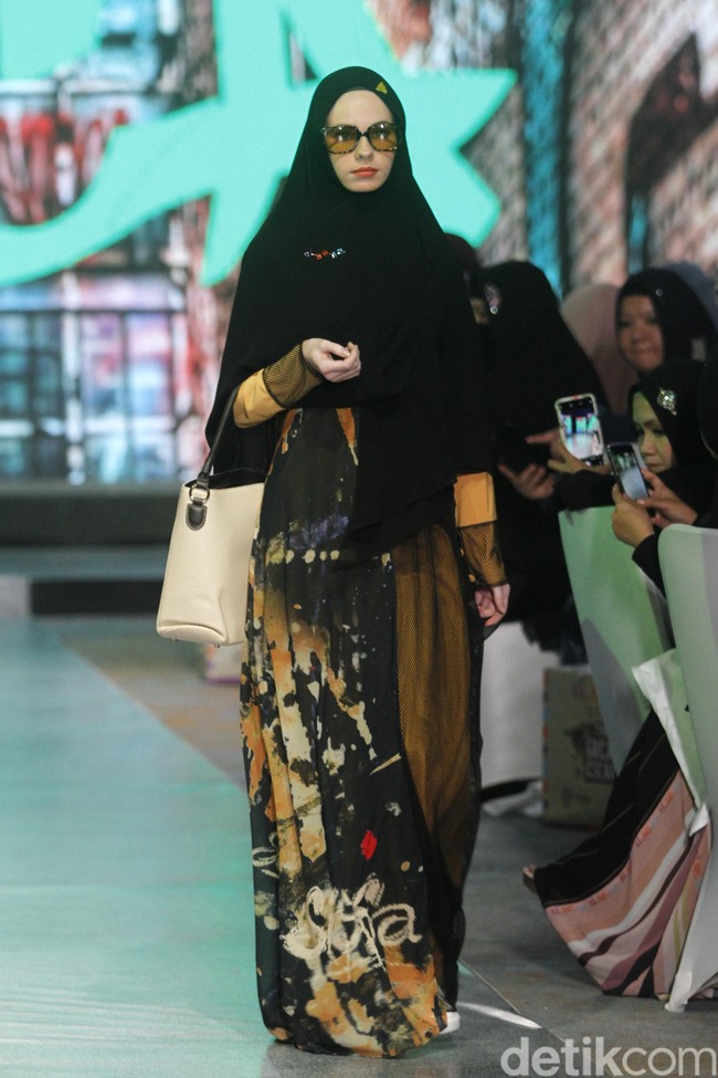 Fashion show Si.Se.Sa menampilkan koleksi busana muslim untuk liburan yang berkonsep syari di InterContinental Hotel Jakarta, Selasa [3/12/2019]. Foto: Mohammad Abduh/Wolipop