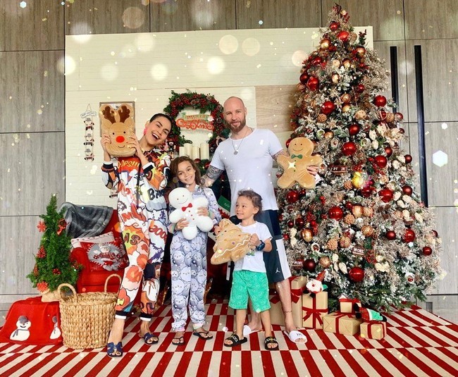 Keluarga Melaney Ricardo dan Tyson Lynch merayakan Hari Raya Natal dengan berkumpul di dekat pohon Natal. Masih mengenakan piyama, Melaney dan kedua buah hatinya serta sang suami berpose di dekat pohon Natal di rumah mereka yang tampak begitu meriah dengan berbagai aksesori khas Natal. Foto: instagram @melaney_ricardo