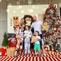 Keluarga Melaney Ricardo dan Tyson Lynch merayakan Hari Raya Natal dengan berkumpul di dekat pohon Natal. Masih mengenakan piyama, Melaney dan kedua buah hatinya serta sang suami berpose di dekat pohon Natal di rumah mereka yang tampak begitu meriah dengan berbagai aksesori khas Natal. Foto: instagram @melaney_ricardo