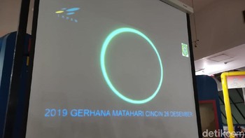 Streaming tampilan Gerhana Matahari Cincin di Siak, Riau, terlihat sangat jelas. Puncak fenomena ini berlangsung kurang lebih 3 menit. (Aisyah Kamaliah/detikcom)