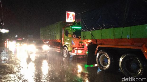 Banyak Truk Parkir, Begini Kondisi Jalan Parung Panjang saat Malam